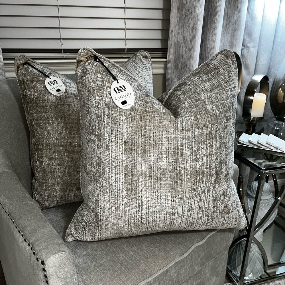 1-NWT CALLISTO HOME VELVET WEAVE DESIGN DECORATIVE THROW PILLOW